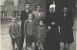 Isabelle avec ses enfants et Madeleine (Bonne Mre Thrse Ambroise)  La Tour vers 1952